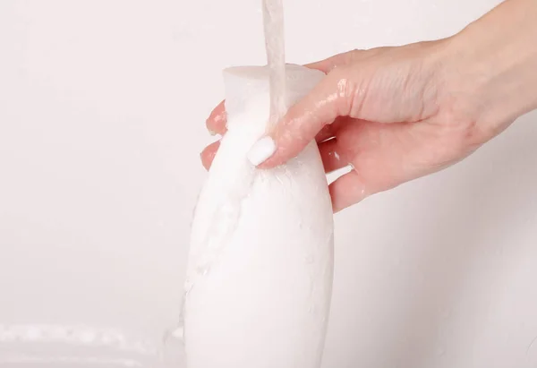 Chuveiro de gel de garrafa branca em mãos banho de água — Fotografia de Stock