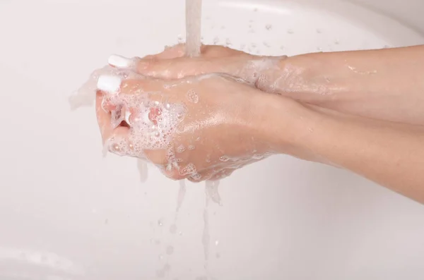 Grifo de agua de manos jabonosas — Foto de Stock