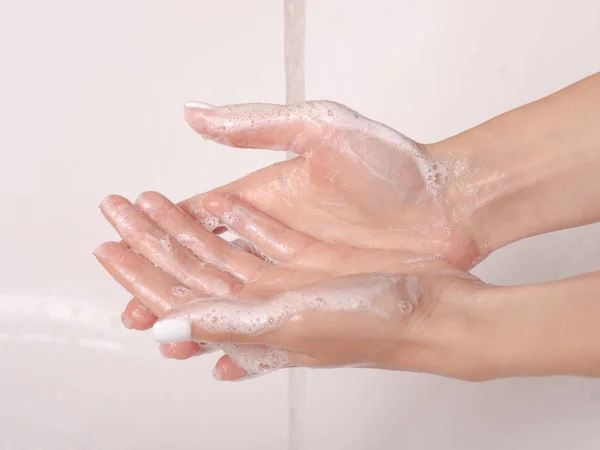 Grifo de agua de manos jabonosas — Foto de Stock