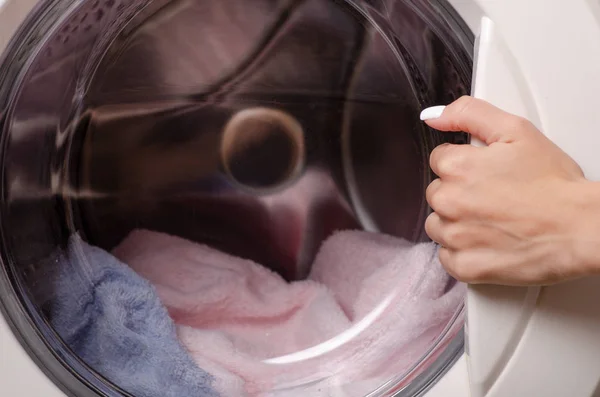 Máquina de lavar roupa tambor toalhas mão lavanderia — Fotografia de Stock