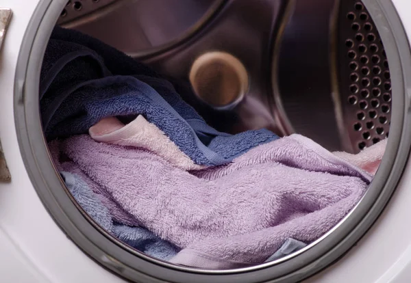 Máquina de lavar roupa tambor roupas toalhas lavanderia — Fotografia de Stock