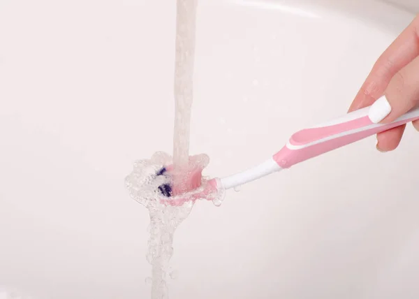 Зубная щетка в руках — стоковое фото