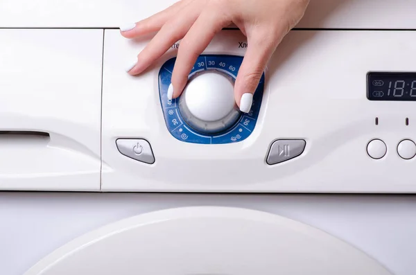 Máquina de lavar botão mão feminina — Fotografia de Stock