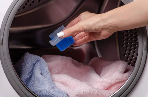 Гель для мытья рук в барабане стиральной машины — стоковое фото