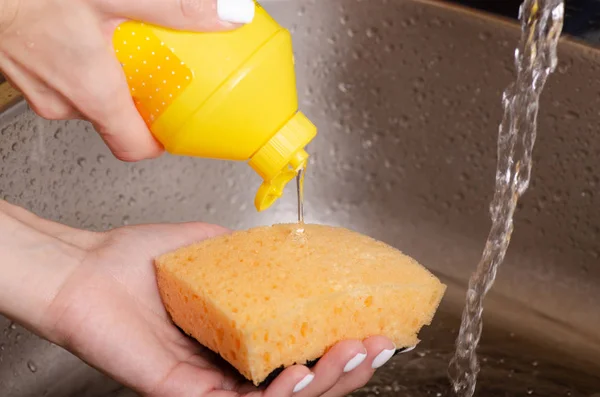 Svamp för att tvätta rätter tvättmedel i händerna tvätta — Stockfoto