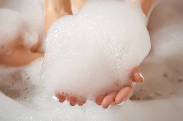 아름 다운 여자 목욕 거품 아름다움 건강 — 스톡 사진
