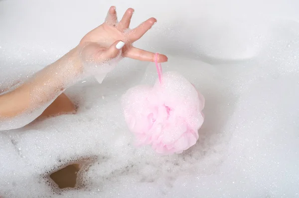 Hermosa mujer en espuma de baño belleza salud piernas en gand ducha esponja — Foto de Stock