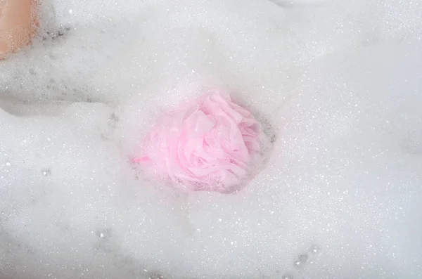 Hermosa mujer en espuma de baño belleza salud piernas en gand ducha esponja — Foto de Stock