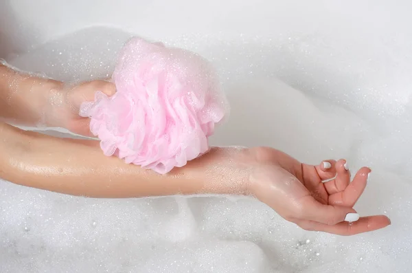 Красивая женщина в пене для ванны красота ноги здоровья в губчатом душе — стоковое фото
