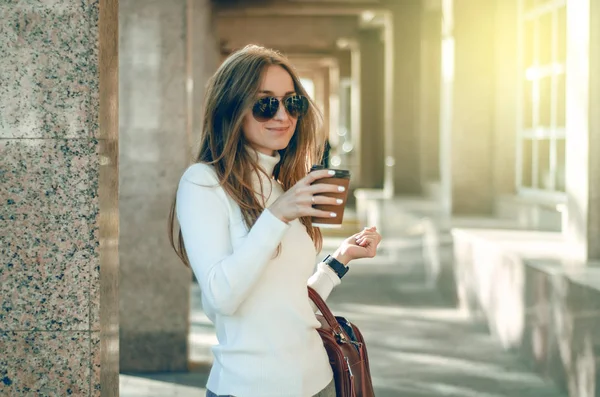 Jovem mulher suéter óculos de sol xícara de café feminino saco vermelho — Fotografia de Stock
