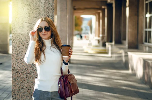 年轻女子毛衣太阳眼镜杯咖啡女性红色袋 — 图库照片