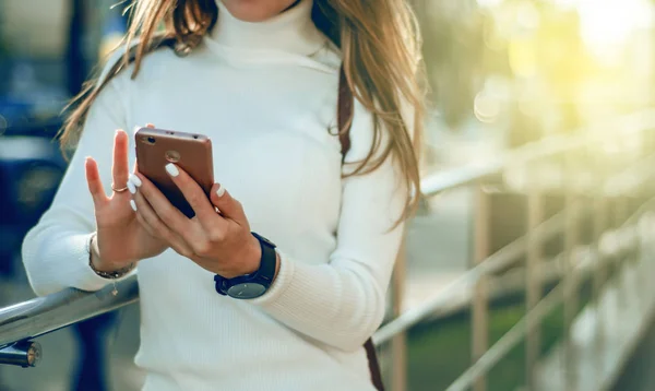 Camisola jovem mulher na mão smartphone telefone móvel — Fotografia de Stock