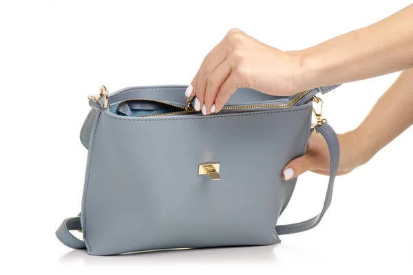 手で女性の青灰色の革ハンドバッグ — ストック写真