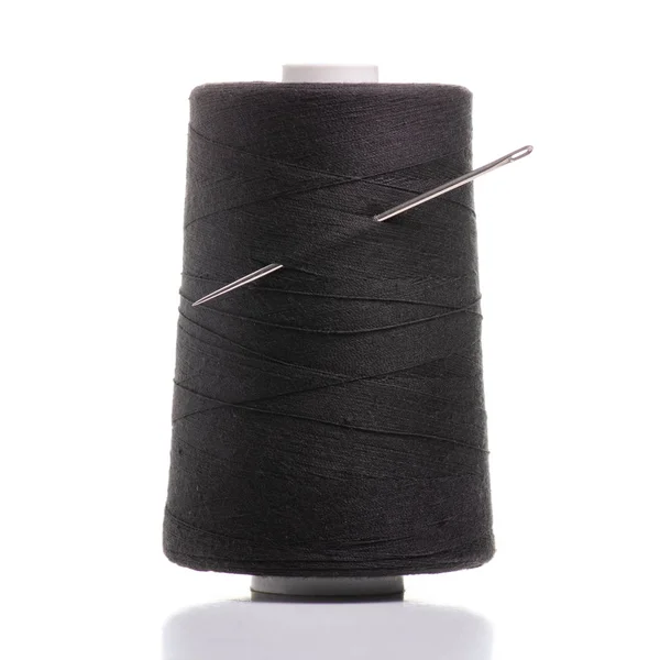Hilo negro aguja de coser — Foto de Stock