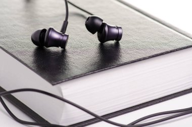 Kitaplar kulaklık eğitim