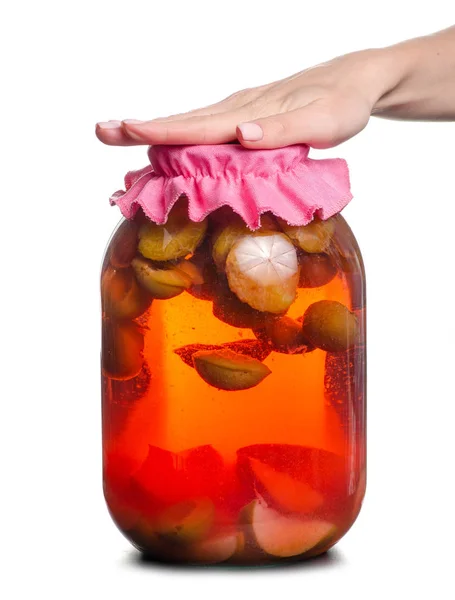 Compota pêra frasco de damasco mão feminina — Fotografia de Stock
