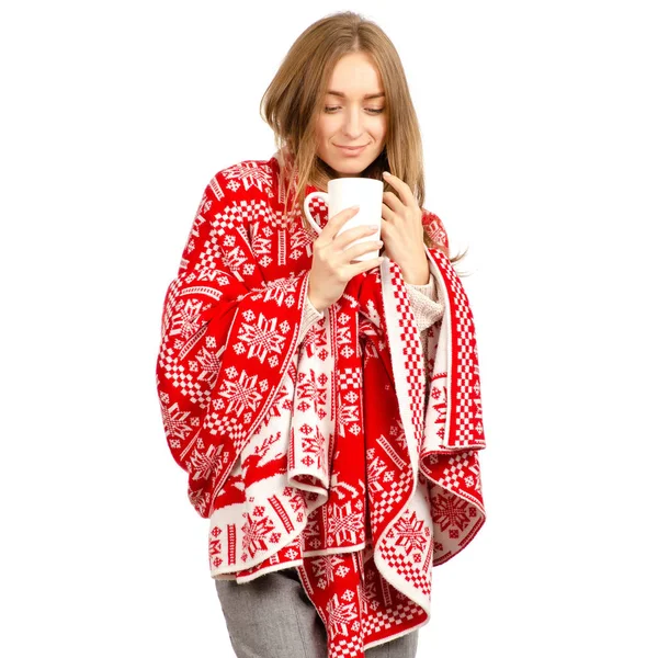 Krásná žena zimní kostkované deky v ruce šálek kávový hrnek čaje — Stock fotografie