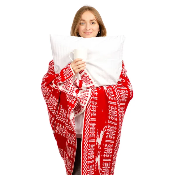 Krásná žena zimní kostkované deky v rukou polštář cup hrnek čaje kávy — Stock fotografie