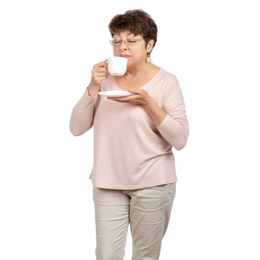 Güzel kadın gözlük ile el Kupası ve fincan tabağı çay kahve arası