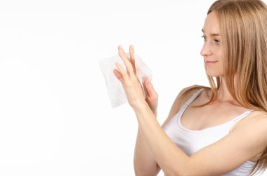 Güzel genç kadın elinde mendil ıslak