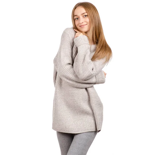 Schöne junge Frau im Pullover, die herzlich lächelt — Stockfoto