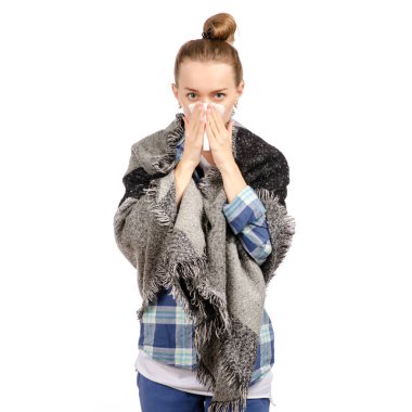 Güzel bir kadın soğuk algınlığı mendil burun hasta