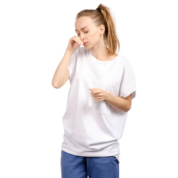 Hermosa mujer es enfermo resfriados toallitas nariz — Foto de Stock