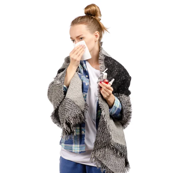 Belle femme est malade rhumes essuie le nez — Photo