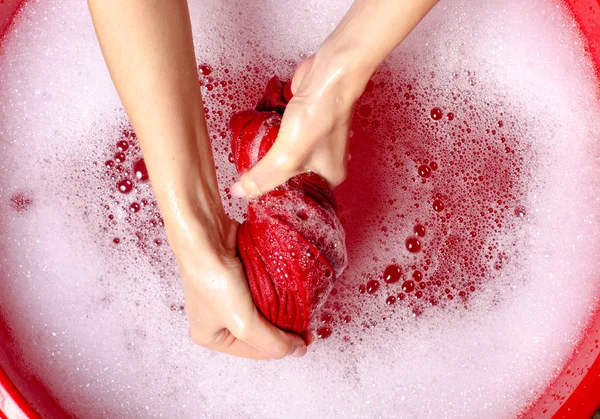 Frauen waschen farbige Kleidung im Waschbecken — Stockfoto