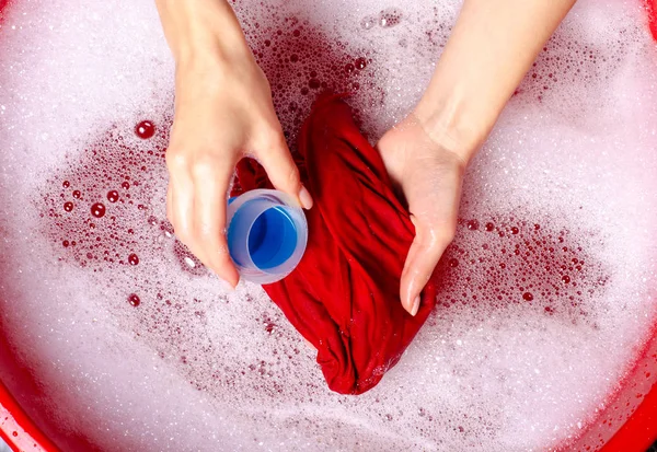Frauen waschen farbige Kleidung in Waschbecken Eemale Puderwaschmittel Flüssigwaschgel — Stockfoto