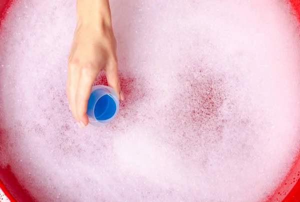 Szappanos vízzel a gél mosás medence enemale porított mosószer folyékony mosoda gél — Stock Fotó