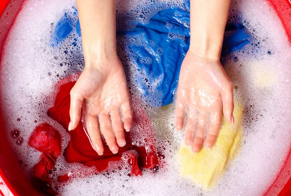 Απορρυπαντικό σε σκόνη γυναίκες πλύσιμο χρώματος ρούχα σε λεκάνη enemale — Φωτογραφία Αρχείου