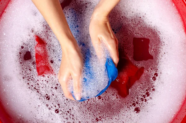 Kvinnor tvättar färg kläder i handfatet enemale pulveriserat rengöringsmedel — Stockfoto
