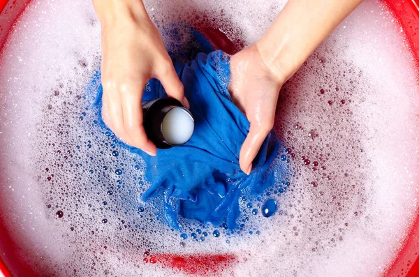 Жінки прають кольоровий одяг у басейні жіночий порошкоподібний рідкий гель для прання — стокове фото