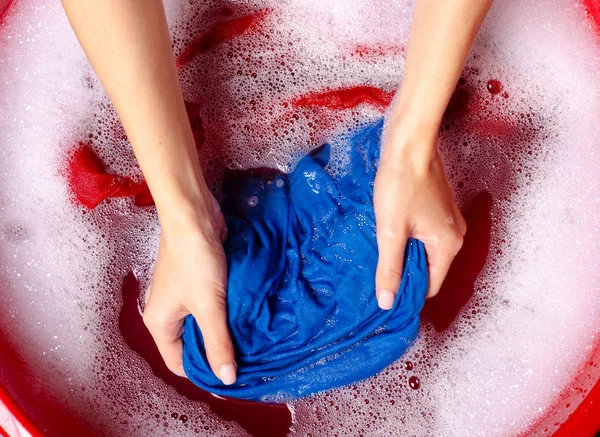 Kadınlar Havzası enemale renk giysi yıkama Deterjan toz — Stok fotoğraf