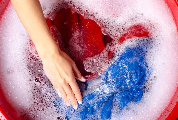 Жінки прають кольоровий одяг в басейні жіночого порошкоподібного миючого засобу — стокове фото