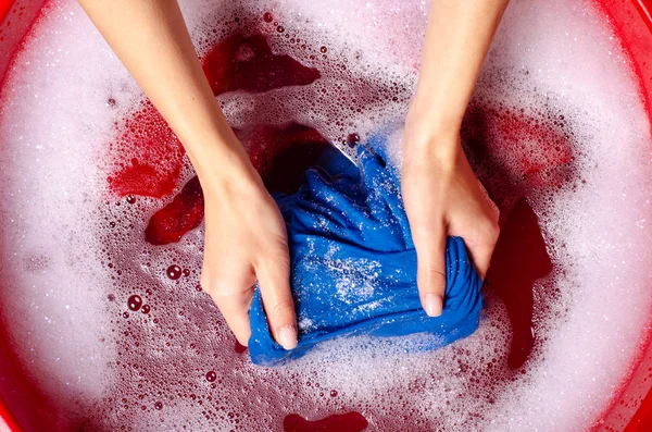 Kvinnor tvättar färg kläder i handfatet enemale pulveriserat rengöringsmedel — Stockfoto