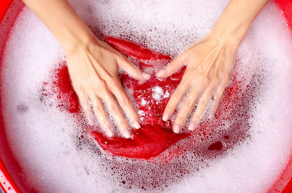 Asszonyok mosták a színes ruhát-medence enemale porított mosószert — Stock Fotó