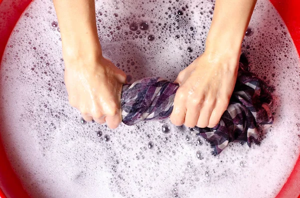 Frauen waschen farbige Kleidung Hemd im Waschbecken Eemale Puderwaschmittel — Stockfoto