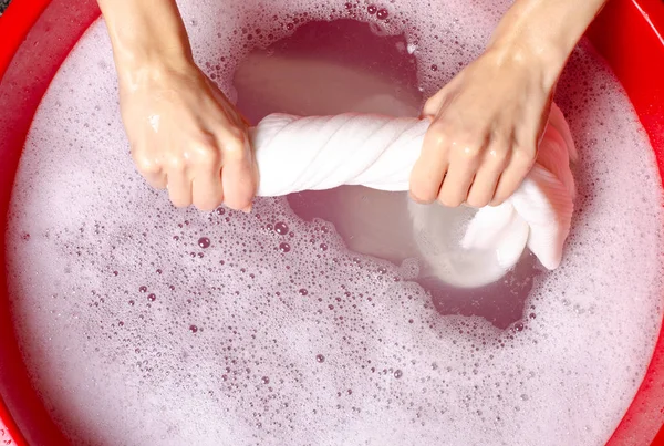 Mujeres lavando ropa suéter blanco en lavabo enemale detergente en polvo — Foto de Stock