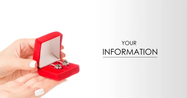 Γυναικείο χέρι που κρατά το κουτί για κοσμήματα σκουλαρίκια κόκκινο μοτίβο — Φωτογραφία Αρχείου