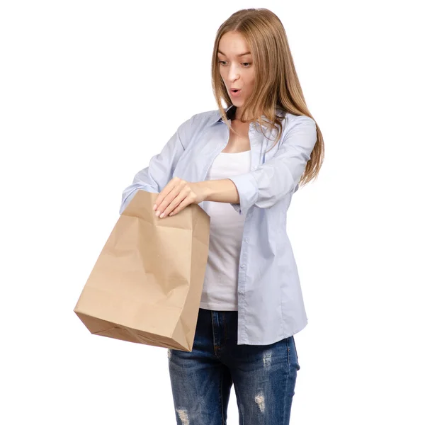 Mulher segurando um saco de papel pacote de beleza de compras — Fotografia de Stock