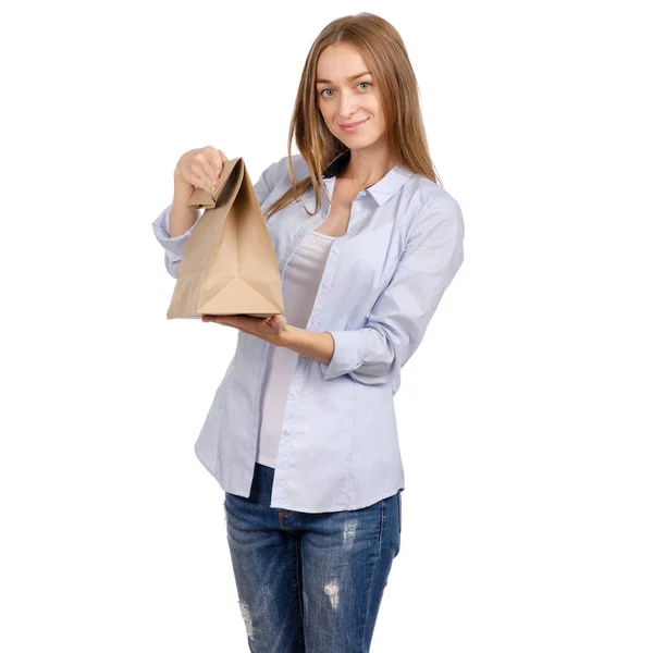 Женщина держит пакет бумажный пакет покупки красоты — стоковое фото
