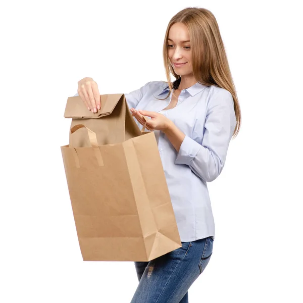 Kobieta Trzyma Worek Papieru Pakiet Zakupy Kosmetyczne Białym Tle Izolacji — Zdjęcie stockowe