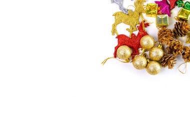 Noel oyuncaklar dekorasyonu topları, boncuk, şekerler, Ren geyiği kırmızı pembe mavi altın süslemeleri