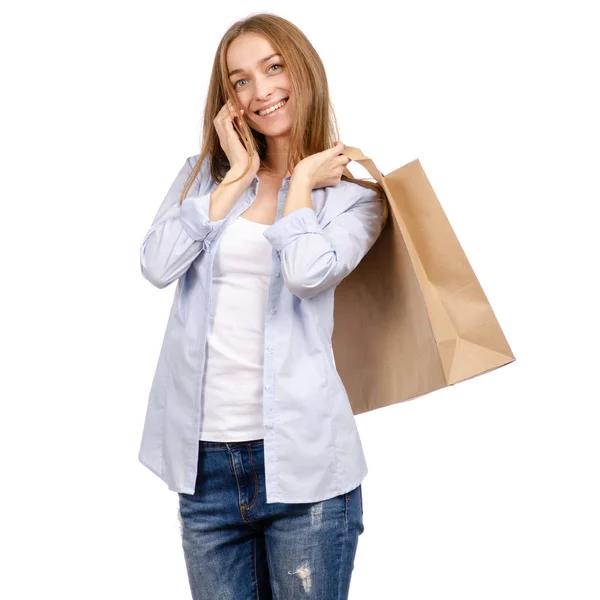 Mulher segurando um saco de papel smartphone telefone celular beleza de compras — Fotografia de Stock