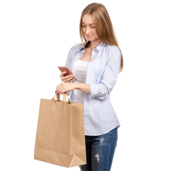 Женщина держит бумажный пакет смартфон мобильного телефона покупки красоты — стоковое фото