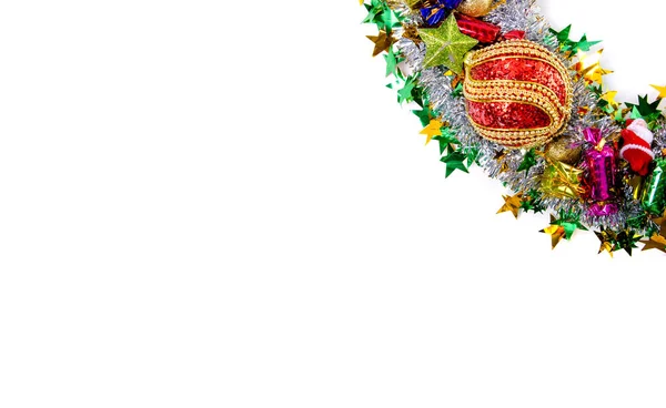 Rám vánoční výzdoba koule, věnce, korálky, sobi červená růžová modrý dekorem ve zlaté barvě — Stock fotografie