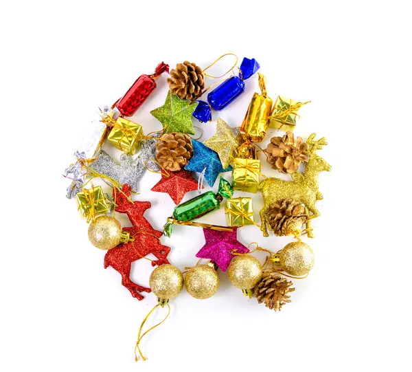 Juguetes de Navidad de bolas de decoración, perlas, caramelos, renos rojo rosa azul dorado decoraciones — Foto de Stock