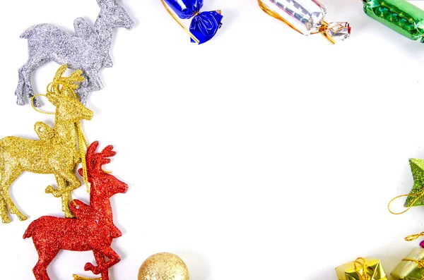 Marco de Navidad de bolas de decoración, guirnalda, cuentas rojo rosa azul dorado decoraciones renos — Foto de Stock